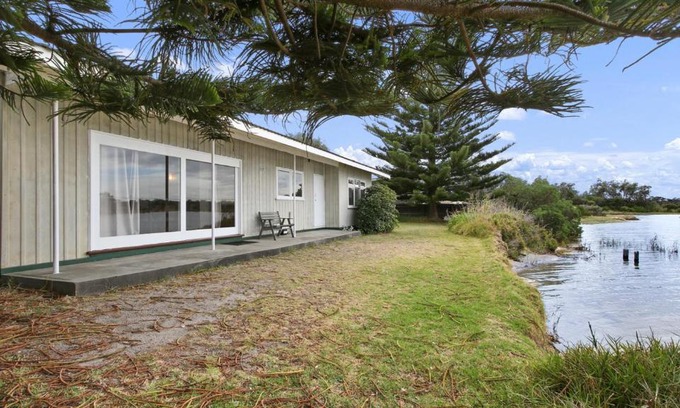 Lakes Entrance House | Jetty Road on the Beach