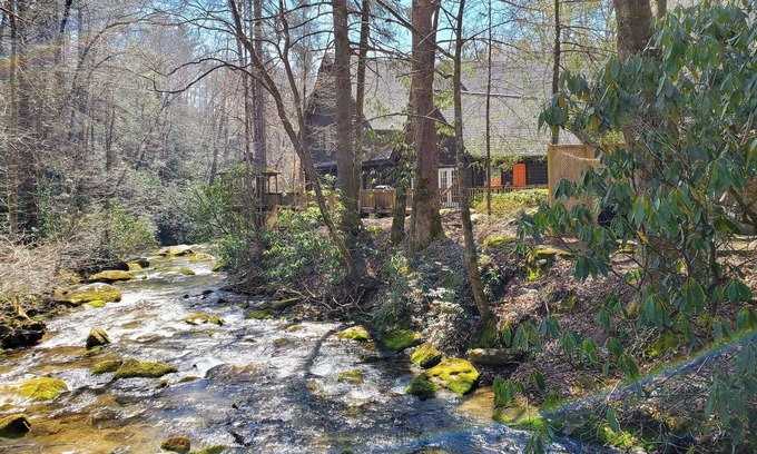 Rocky Bottom House | Jocassee Gorge Mountain Lodge on creek-Waterfront