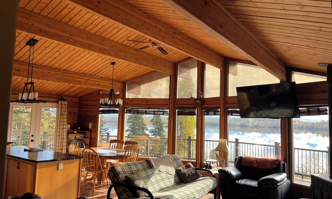 Wasilla House | Jody's Lakehouse. Cozy 2-bedroom lakefront cedar home with hot tub in Wasilla