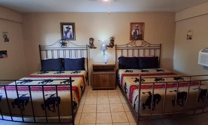 Buchanan Dam Cabin | John Wayne Suite