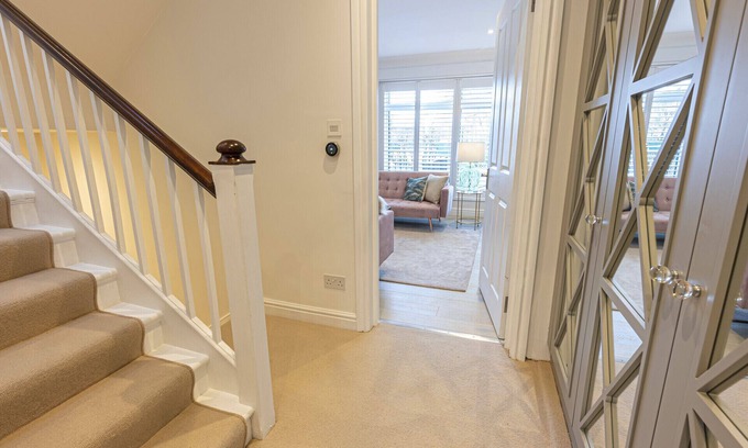 Chelsea Apartment | JOIVY Stunning 3-bed house w/roof terrace near King’s Road in Chelsea, London
