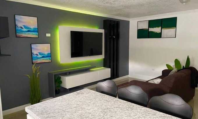 Molynes Gardens Apartment | JoJo’s Stay- Cozy 1BR w/Pool and Breathtaking View