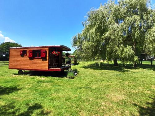 Thury House | Jolie roulotte au bord de la mare