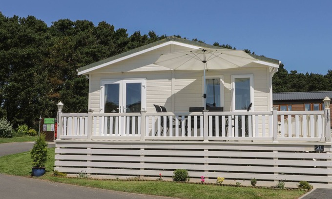 Cayton Bay Cottage | Jonstone Pines