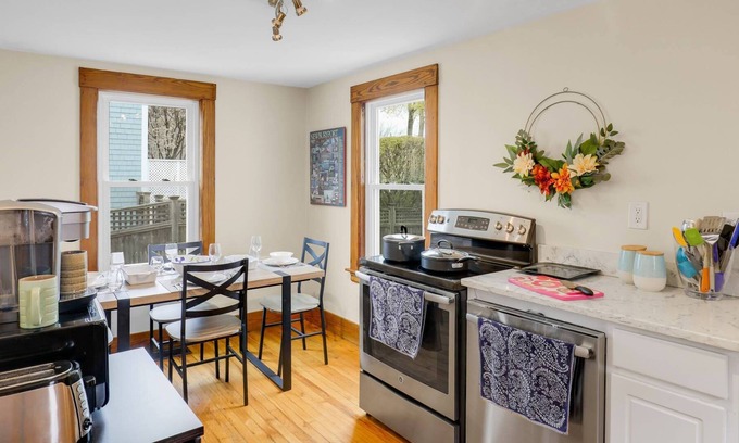 Newburyport House | Joppa Flat: Water View, Walk to River Front Rail Trail & Shops, Large Screen Smart TV, Fast WiFi