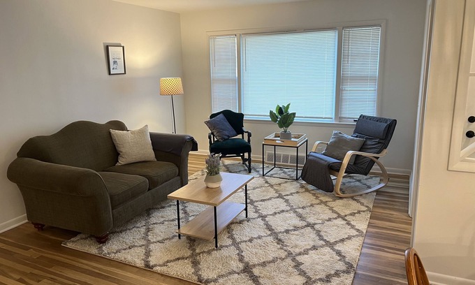 Benson House | Just minutes from airport and downtown! Perfect for CWS or zoo visits.