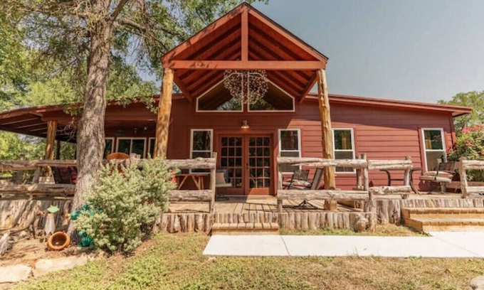 Granbury Cabin | Just Updated! Large Cabin on 4 Acres Near Granbury