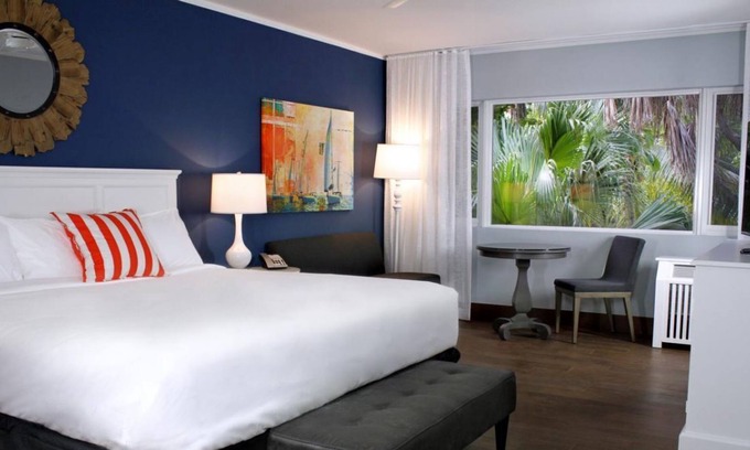 Marathon Resort | Just What You Were Looking For! 2 Great Units, Free Parking, Pool and Hot Tub