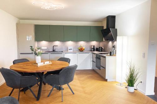 Tossens Apartment | KÜSTE33/24 – Exklusive Ferienwohnung mit Sauna & nah am Strand!