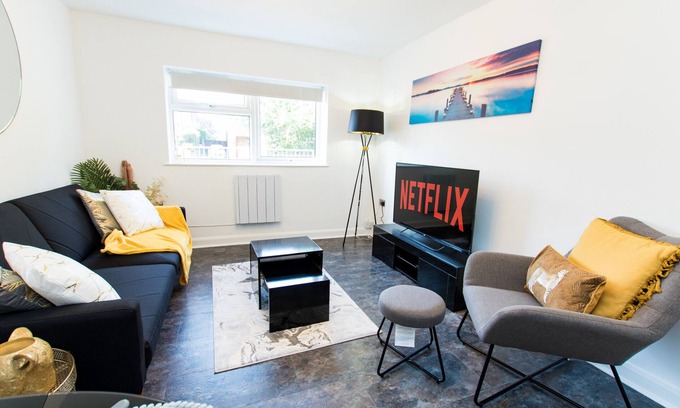 Peterborough Apartment | K Suites - Lovely 2 bedroom w/Parking on Premises
