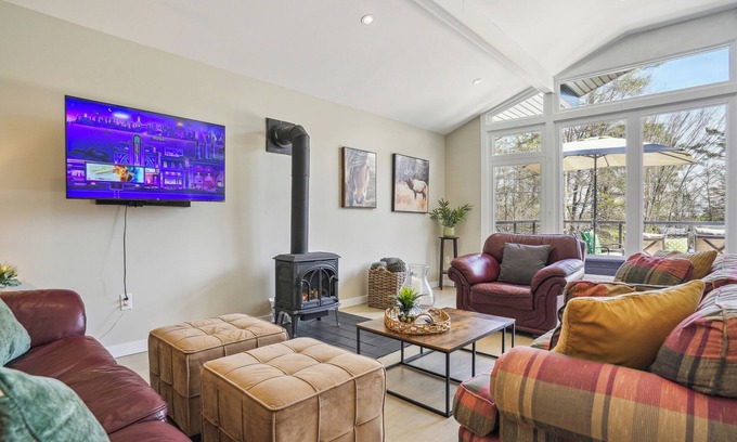 Gravenhurst Cottage | Kahshe House: Newly Reno'd Summer Retreat