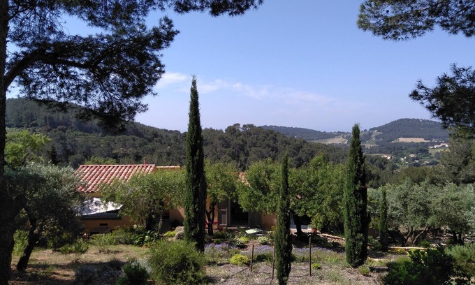Saint-Cyr-sur-Mer Cottage | kaï-nou in the heart of a pine forest sleeps 4. 2 shower rooms. 2 WCs.
