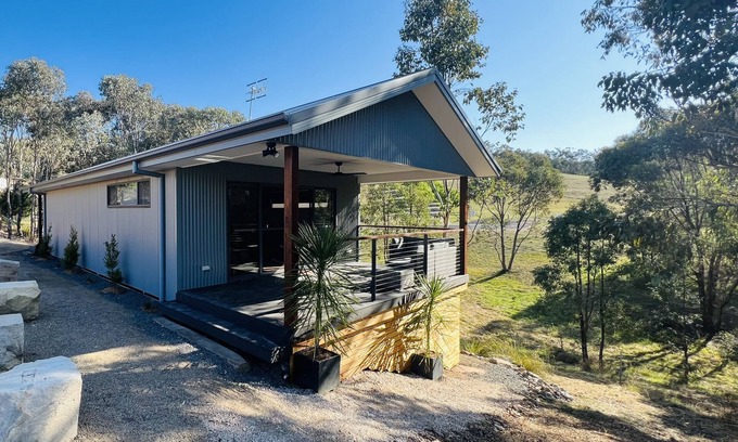 Central Mudgee House | Kangaroo Gully is a two bedroom house nestled in the eucalyptus trees.