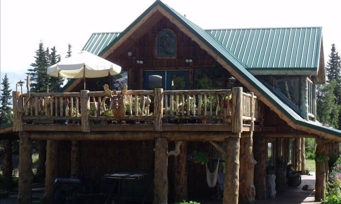 Cohoe Bed & Breakfast | Kasilof Log Accent Bed & Breakfast with Mountain View
