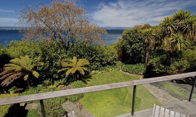 Taupo Cottage | Kauawhi Lodge - Acacia Bay Holiday Home