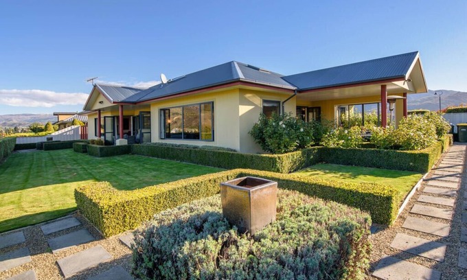 Lowburn Cottage | Kawarau Bay View - Cromwell Holiday Home