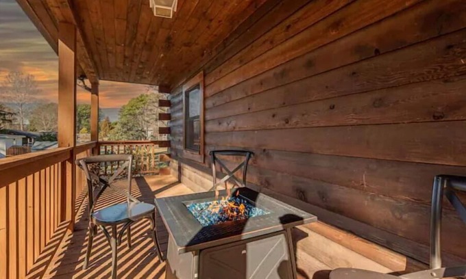 Mayhew Cabin | Kayak~Paddleboard~Dock~Mini Golf~Hot Tub~Games