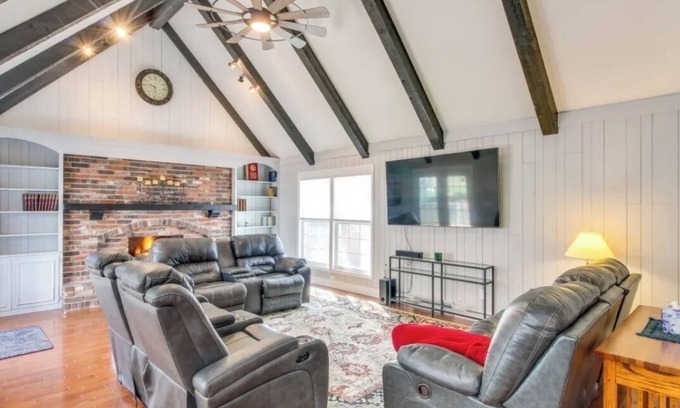 Lenexa House | KC Chalet in Lenexa & Overland Park Area. Private covered garage and driveway.