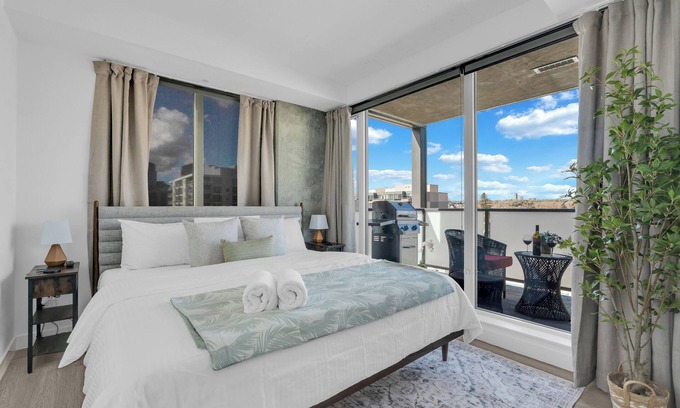 Sunnyside Apartment | Kensington Condo | King Bed + Banff Pass + Parking + WIFI