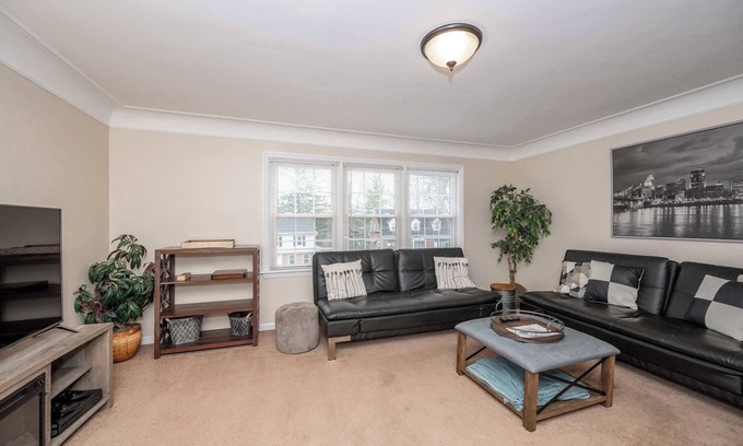 Roselawn Finance Condo | Kenwood Keys 2 – Stay for 6!