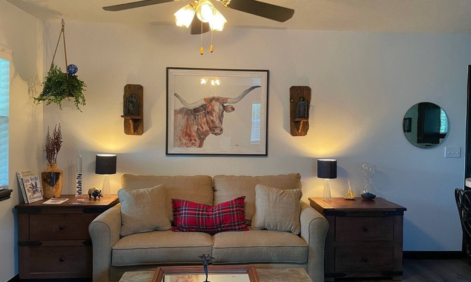 Kerrville Cabin | Kerrville Cottage minutes from the 10 Hwy. A perfect blend of city and country.