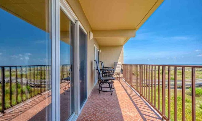 Fernandina Beach Apartment | Ketch a Wave at Ketch Courtyard - Oceanfront, Perfect for Families