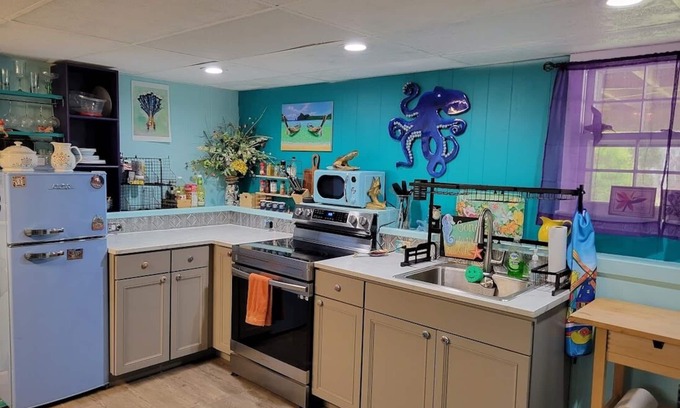 West Mystic House | Key West inspired 1BR/1BA walking distance to historic downtown Mystic