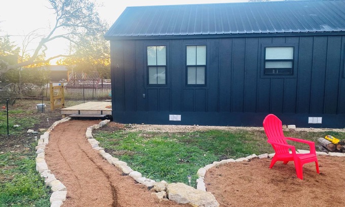 Austin Cottage | Kick back and relax in this calm, stylish place located in a quiet rural area