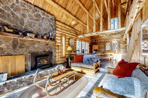 La Pine House | Kicking it Real Log Cabin