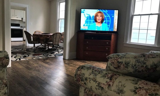South Charleston House | King & 2 Queens 55” Smart TV cable Convenient