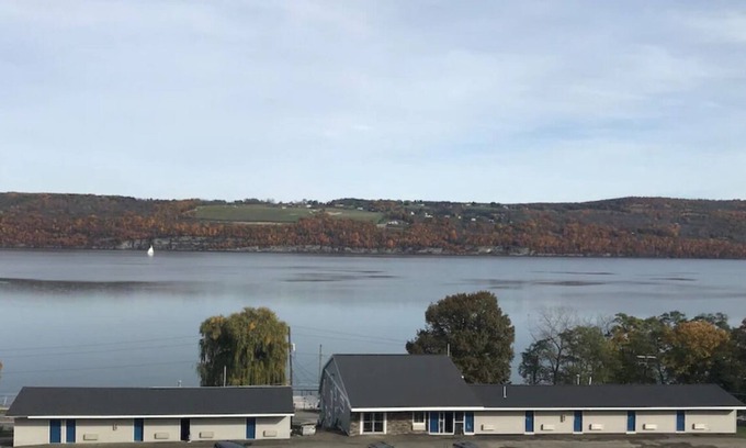 Watkins Glen Cottage | King Bed Cottage 1 Bed 1 Bath
