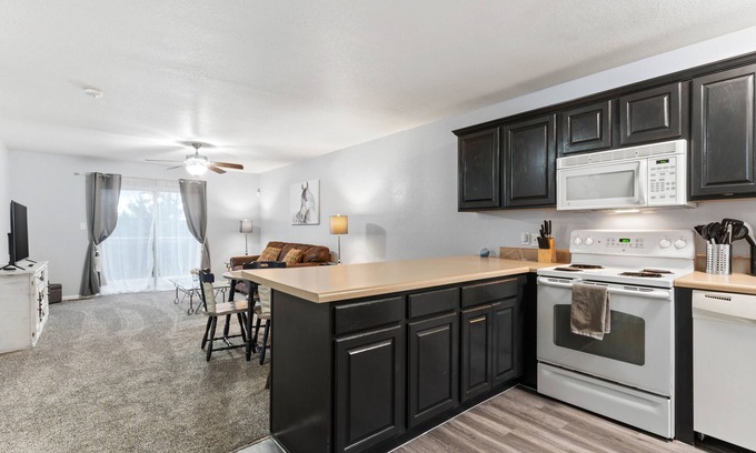 Manhattan House | King Bed, Garage and Free Parking, KSMANE1205