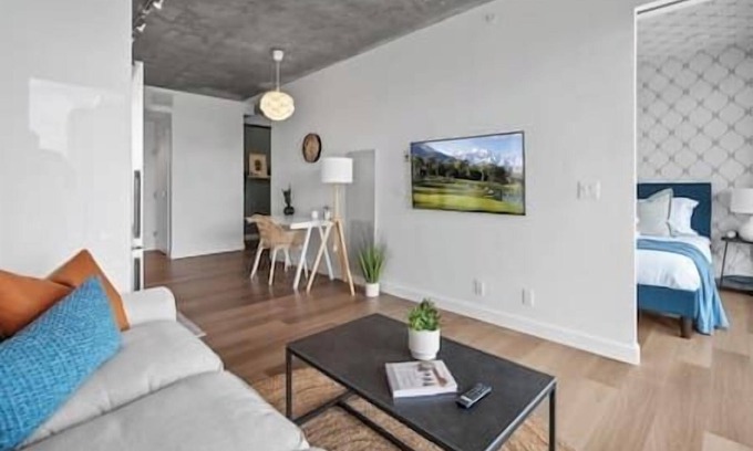 Connaught Apartment | King Bed |Skyline Views | Pool | Gym