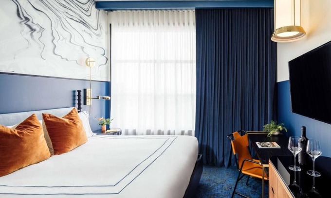 Downtown Nashville Hotel | King Room at a 4⭐️ Hotel