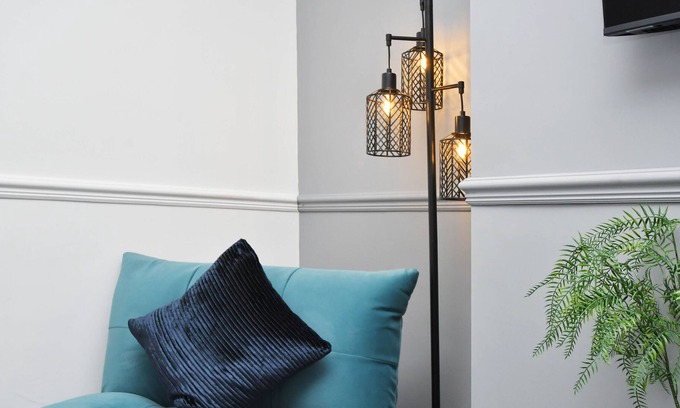 Stoke-on-Trent House | King's Terrace by YourStays