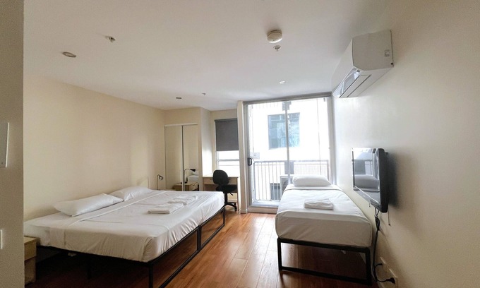 Carlton South Apartment | King Studio | Sleeps 3 | CBD Stay w/Pool & Tram Access