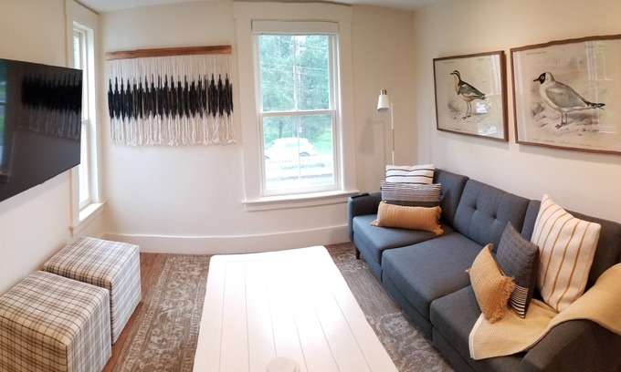 Durham Hotel | King Suite at Public House, food trucks & craft beer on site, walk to UNH & town