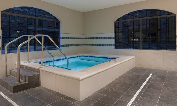 Midtown Anchorage Condo | King Suite | Free Daily Breakfast, Pool & Hot Tub Access