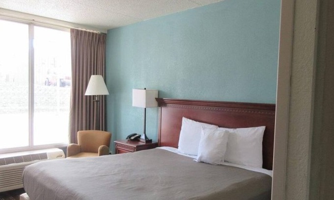Pennington Bend Hotel | King Suite in Music Valley near Grand Ole Opry