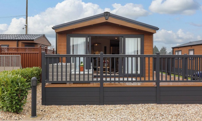 Evesham Cottage | KINGFISHER LODGE, with a garden in Evesham