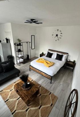 Grove Apartment | Kingston Studio, ideal for professionals relocators and leisure stays, near Kingston Station and Shopping Centre