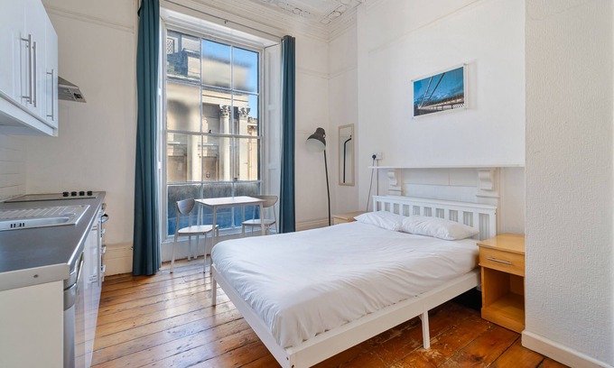 Clifton Apartment | Kitchenette Double Room with Shared Bathroom