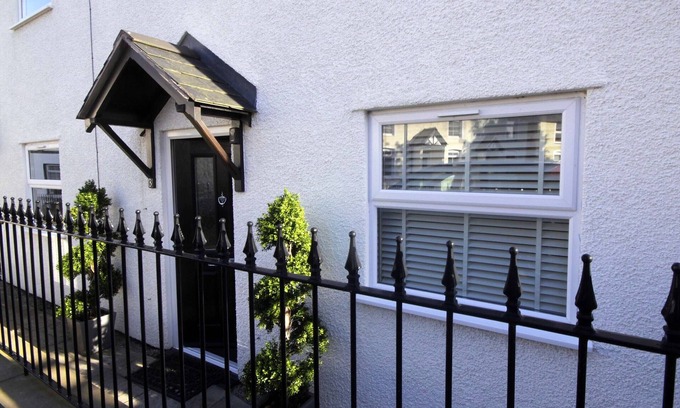 Conwy Cottage | Knight Rest Cottage Conwy - 5 Star Reviews Boutique Cottage (parking & wifi) *5*