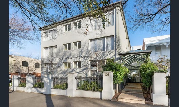 East Melbourne Apartment | Knightsbridge Apartments