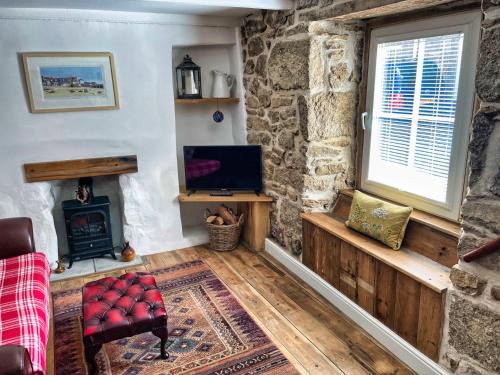 Camborne House | Knocker Cottage is a 3 bedroom made up of 1 double bedroom and 2 small double bedrooms in small village 10 min to beaches
