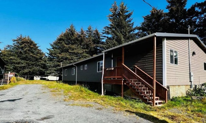 Chiniak Bed & Breakfast | Kodiak Fishing-Hunting Lodge offers wilderness within driving distance to city