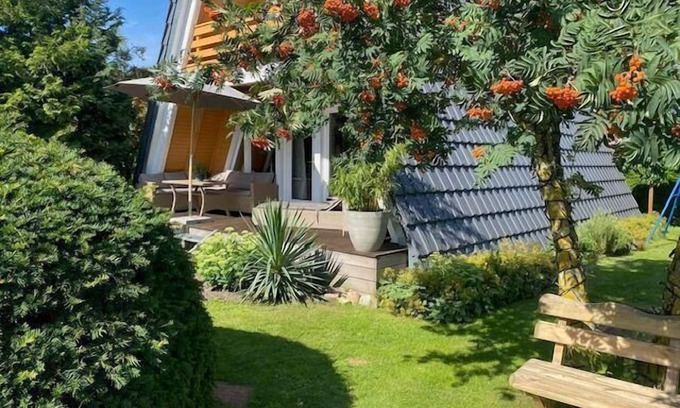 Kroeslin House | Komfortabeles Finnhuetten Ferienhaus im Fischerdorf Freest