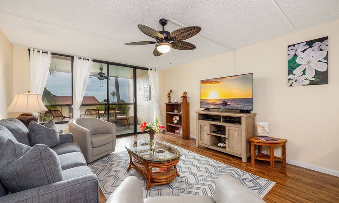 Historic Kailua Village Condo | KONA PACIFIC C-618 NICE OCEAN VIEW, Top Floor, WALK TO TOWN! Elevator, AC!