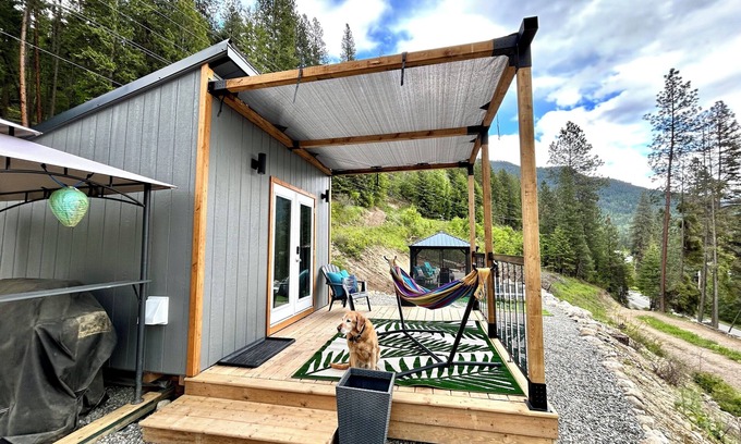 Central Kootenay House | Kootenay Lk & Mtn Views- Private Beach-Tiny Homes-Pet friendly- Sleeps 2-4