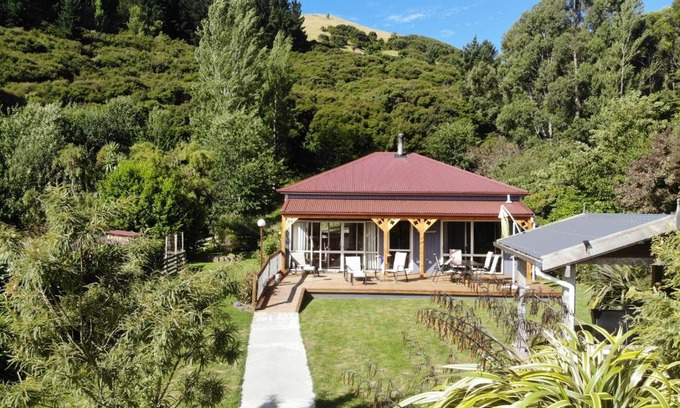 Little River House | Koromiko Cottage at Lochsloy Farmstay Little River